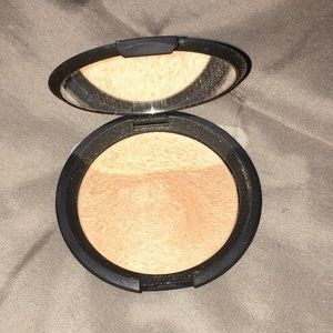 Becca Highlighter in Champaign Pop